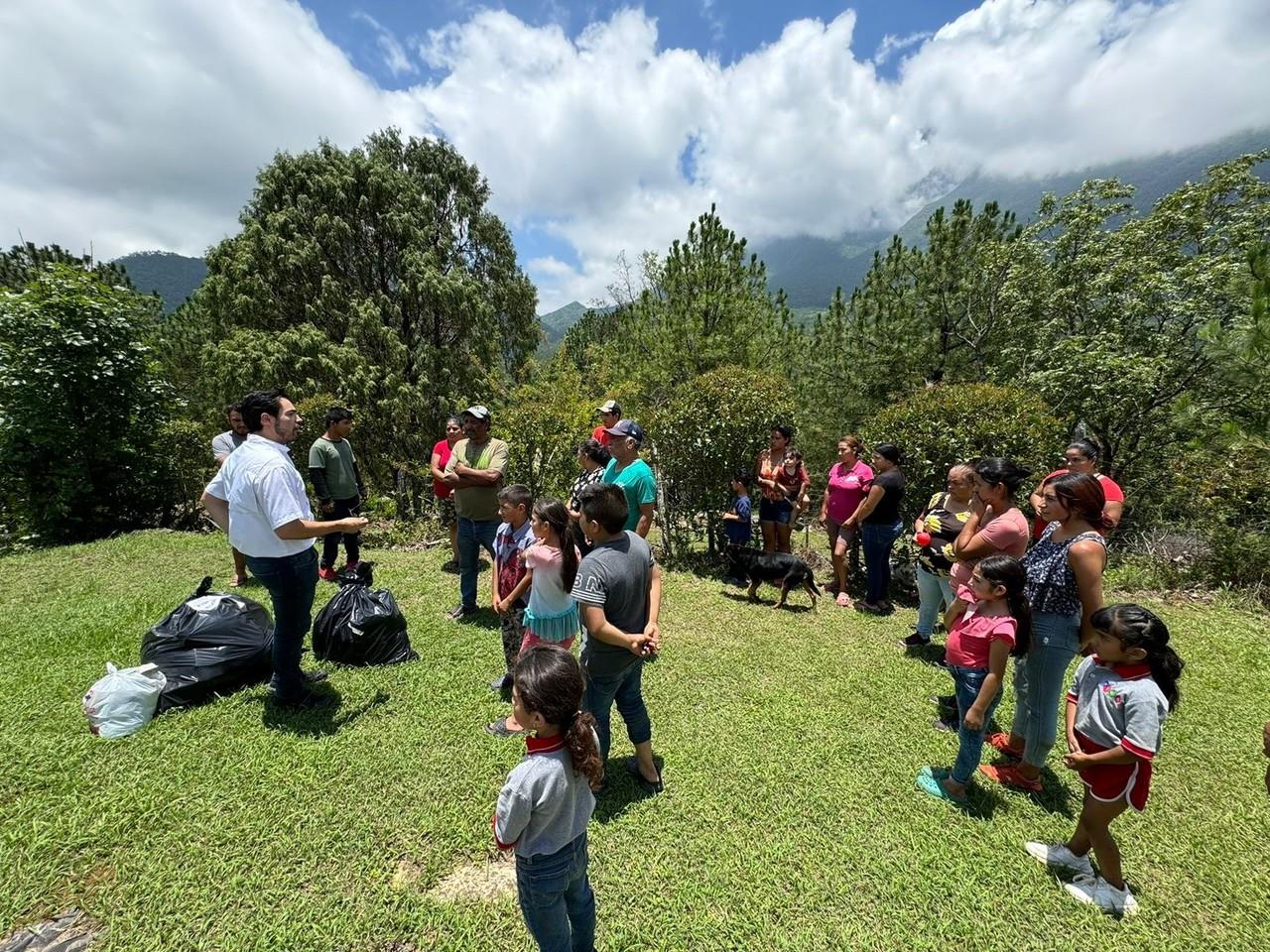 El alcalde David de la Peña con ciudadanos de varias comunidades de la Sierra de Santiago. Foto: Gobierno de Santiago.