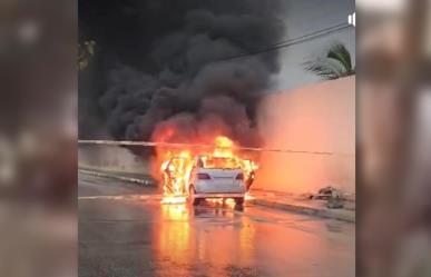 Incendio de carro en la avenida García Lavín causa caos vial