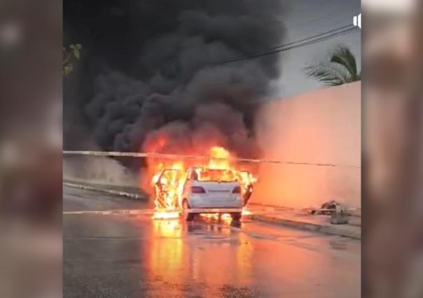 Incendio de carro en la avenida García Lavín causa caos vial