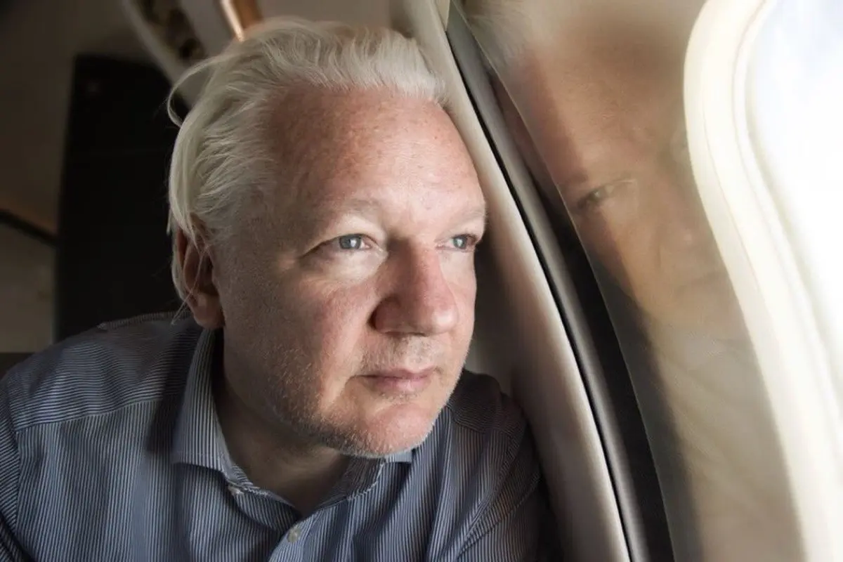 El fundador de WikiLeaks, Julian Assange, de 52 años, recuperó su libertad tras 14 años de estar aislado y en prisión en Reino Unido. Foto: X @Stella_Assange