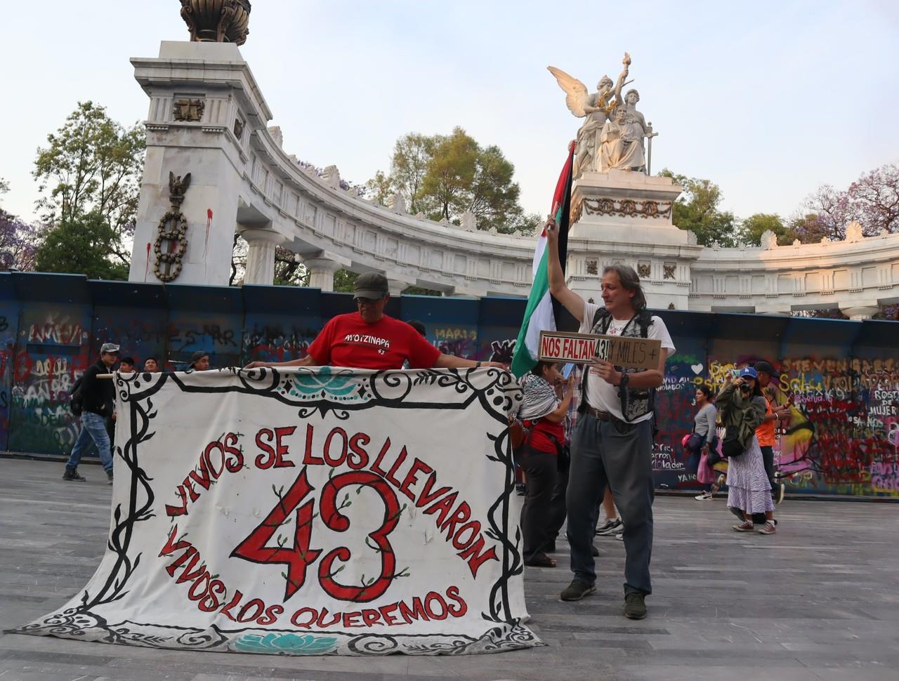 Marcha por los 43 de Ayotzinapa. Foto: @ANUEE_MX
