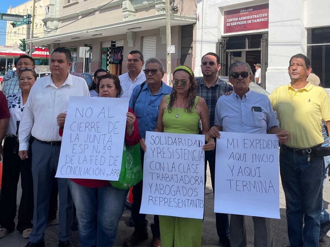 Afuera de las oficinas y con cartulinas lanzaron un enérgico llamado a la autoridad federal. Fotos: Axel Hassel