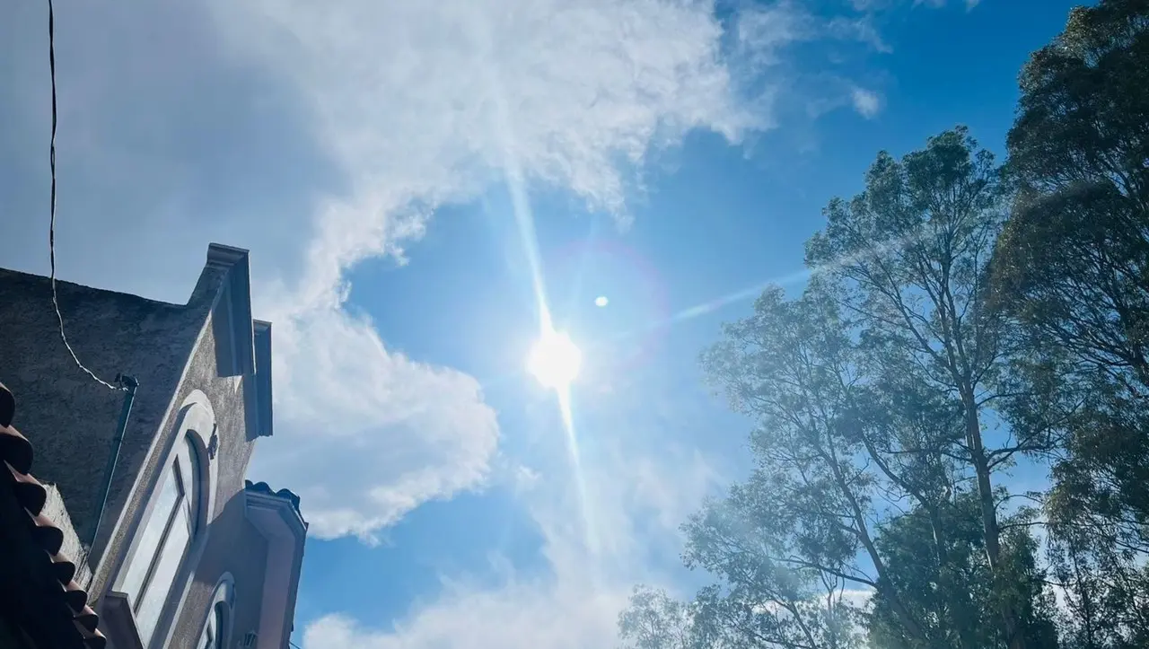 Nubes rodeando al sol en el cielo de Durango. Foto: Jesús Carrillo.