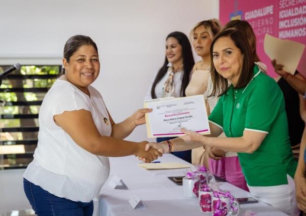Se gradúan de cursos de repostería, aplicación de pestañas y gelish en Guadalupe