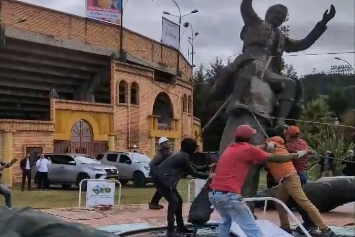 La estatua fue derribada por los ciudadanos Foto: X(Twitter) @JorgeMarioTo