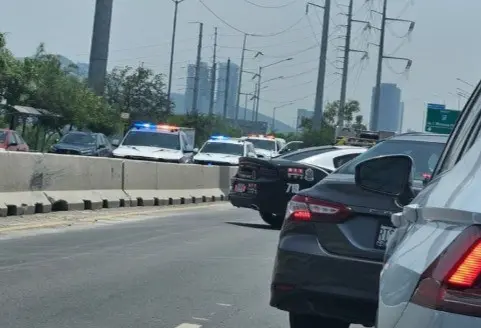 Policías del municipio de San Pedro Garza García cubriendo la zona donde ocurrió el ataque armado. Foto: Redes Sociales.