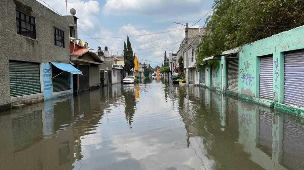 Calles de Ecatepec amanecen bajo el agua