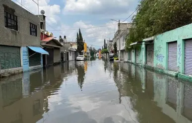 Calles de Ecatepec amanecen bajo el agua