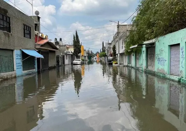 Calles de Ecatepec amanecen bajo el agua