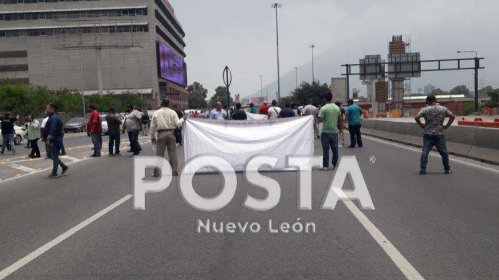 Colapsan taxistas avenida Constitución en Monterrey