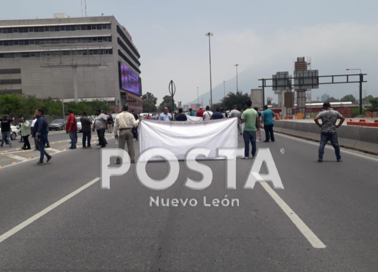 Los taxistas bloqueando el paso en la avenida Constitución protestando en contra del gobierno del estado. Foto: Diego Beltrán.