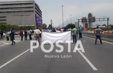 Colapsan taxistas avenida Constitución en Monterrey