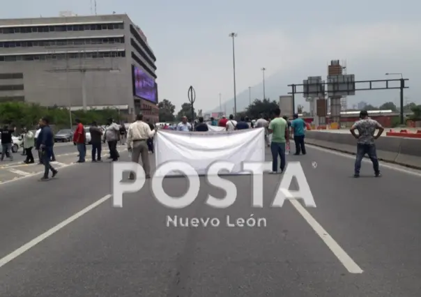 Colapsan taxistas avenida Constitución en Monterrey