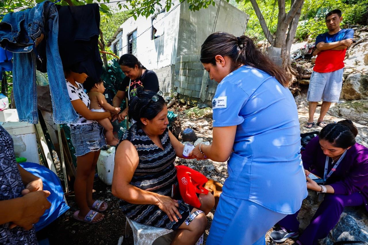 Personal de Protección Civil de Monterrey llevando a cabo labores para ayudar a la gente. Foto: Gobierno de Monterrey.