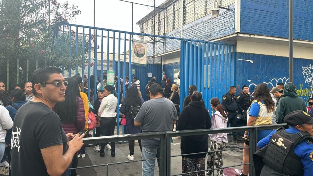 #VIDEO: Padres de familia se enfrentan a golpes afuera de escuela primaria