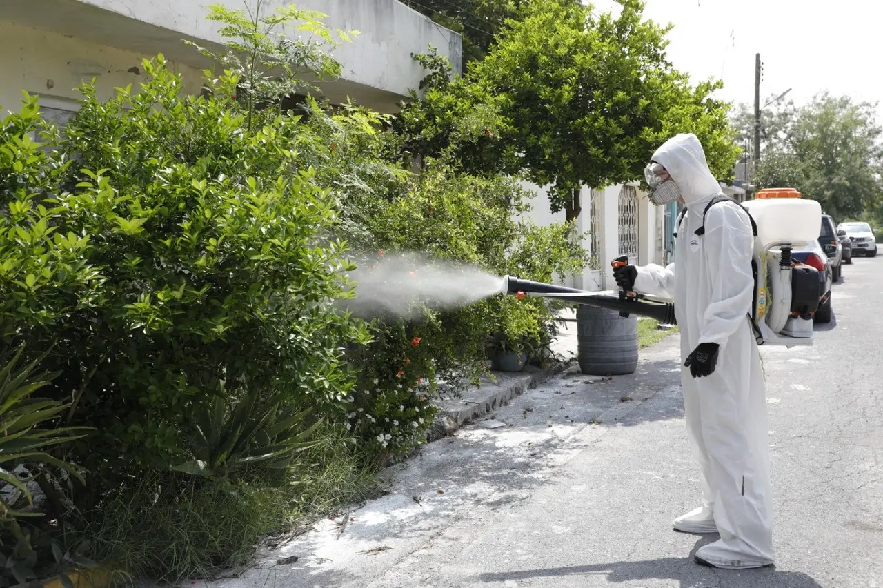 Persona fumigando contra la proliferación del Dengue, Zica y Chikungunya en Escobedo. Foto: Gobierno de Escobedo