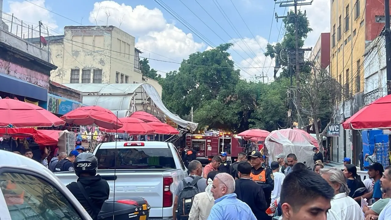 Varios elementos de bomberos y policías fueron al lugar del corto circuito. Foto: Ramón Ramírez