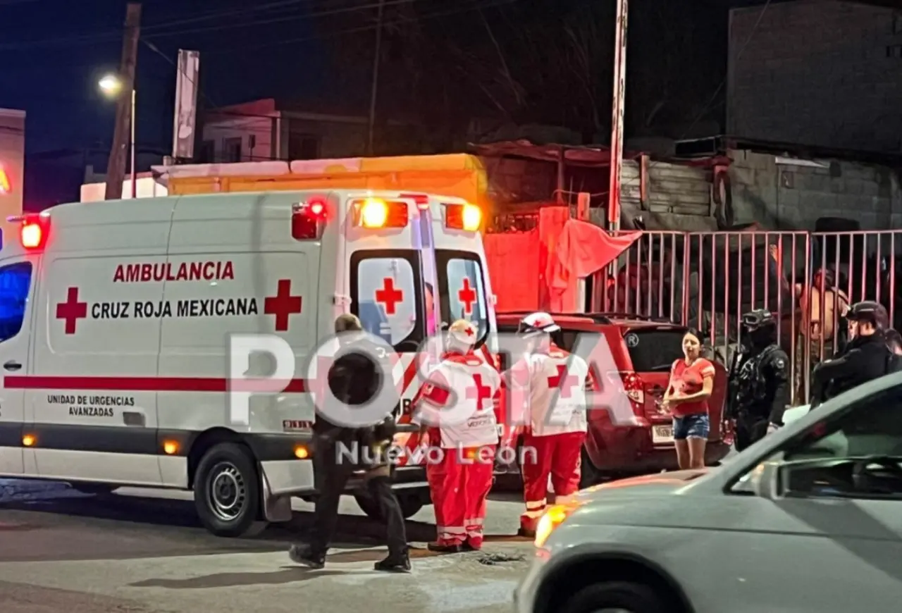 Paramédicos de la Cruz Roja levantando a uno de los heridos que dejó el ataque armado. Foto: Raymundo Elizalde.