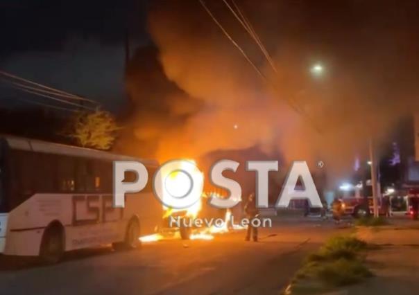 Consume incendio camión de personal en Monterrey