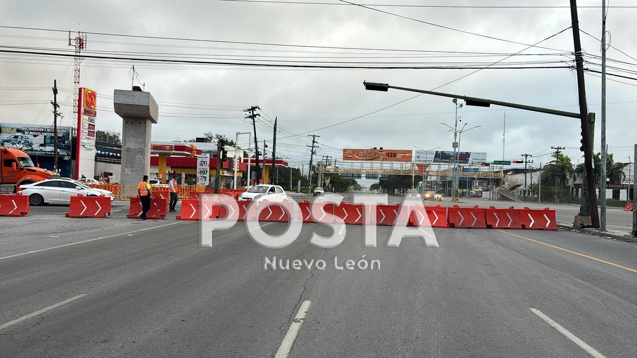 Agentes de Vialidad y Tránsito de Monterrey llevando a cabo el cierre de la avenida Churubusco hacia Constitución. Foto: Raymundo Elizalde.