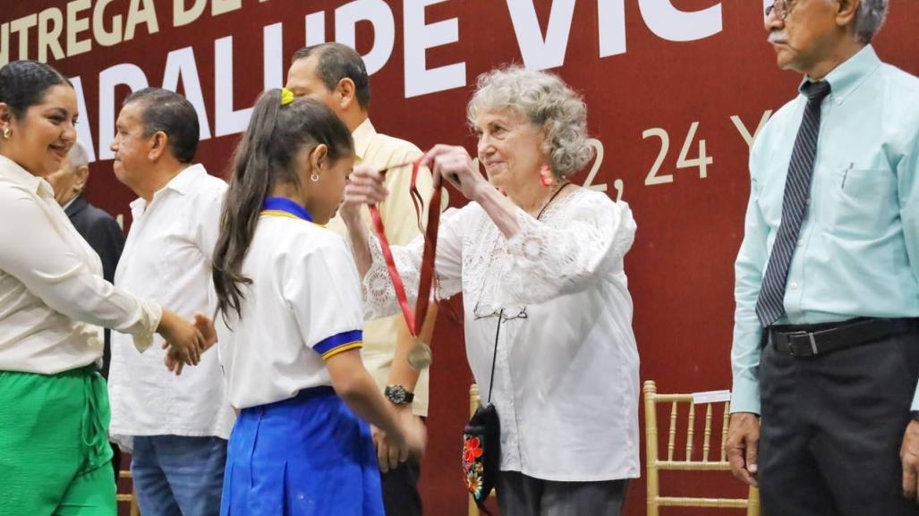 Reconoce Municipio a  alumnos y maestros con  medalla Guadalupe Victoria