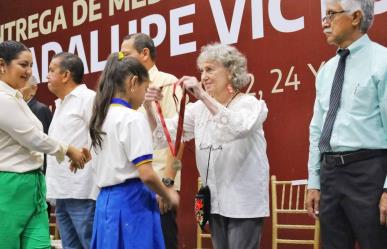 Reconoce Municipio a  alumnos y maestros con  medalla Guadalupe Victoria