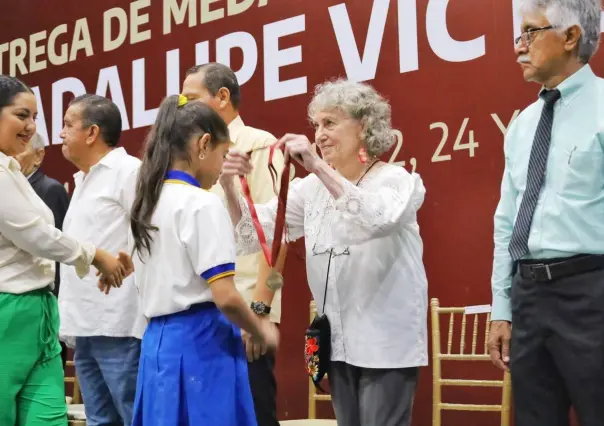 Reconoce Municipio a  alumnos y maestros con  medalla Guadalupe Victoria