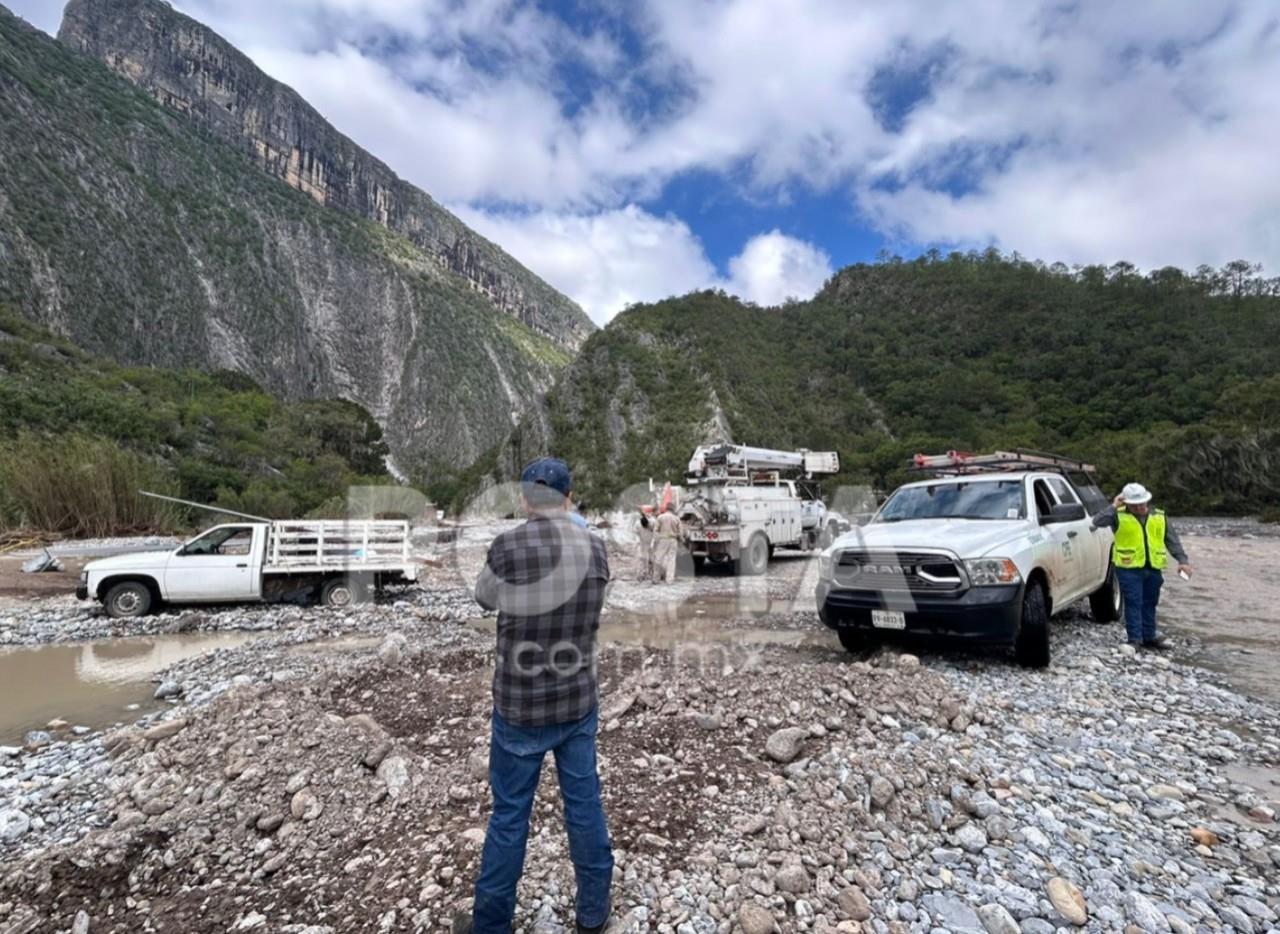 Elementos de Protección Civil de Santiago llevando a cabo labores de rescate en varias comunidades de Santiago. Foto: Rosy Sandoval.