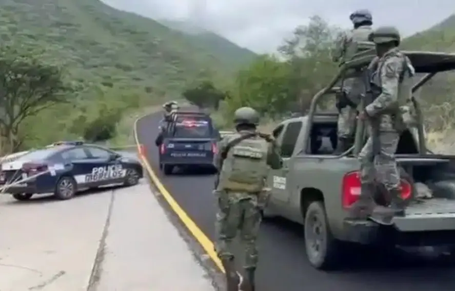 Policías estatales y del Ejército Mexicano cubriendo una de las zonas donde se encotraron con tres cuerpos sin vida. Foto: Línea Directa.