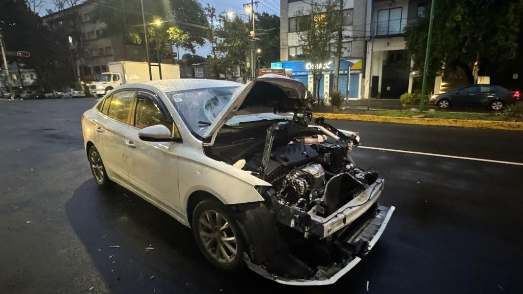 Cable vencido de trolebús arranca parte frontal de vehículo en la Benito Juárez