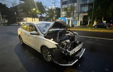 Cable vencido de trolebús arranca parte frontal de vehículo en la Benito Juárez