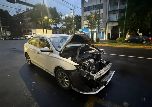 Cable vencido de trolebús arranca parte frontal de vehículo en la Benito Juárez