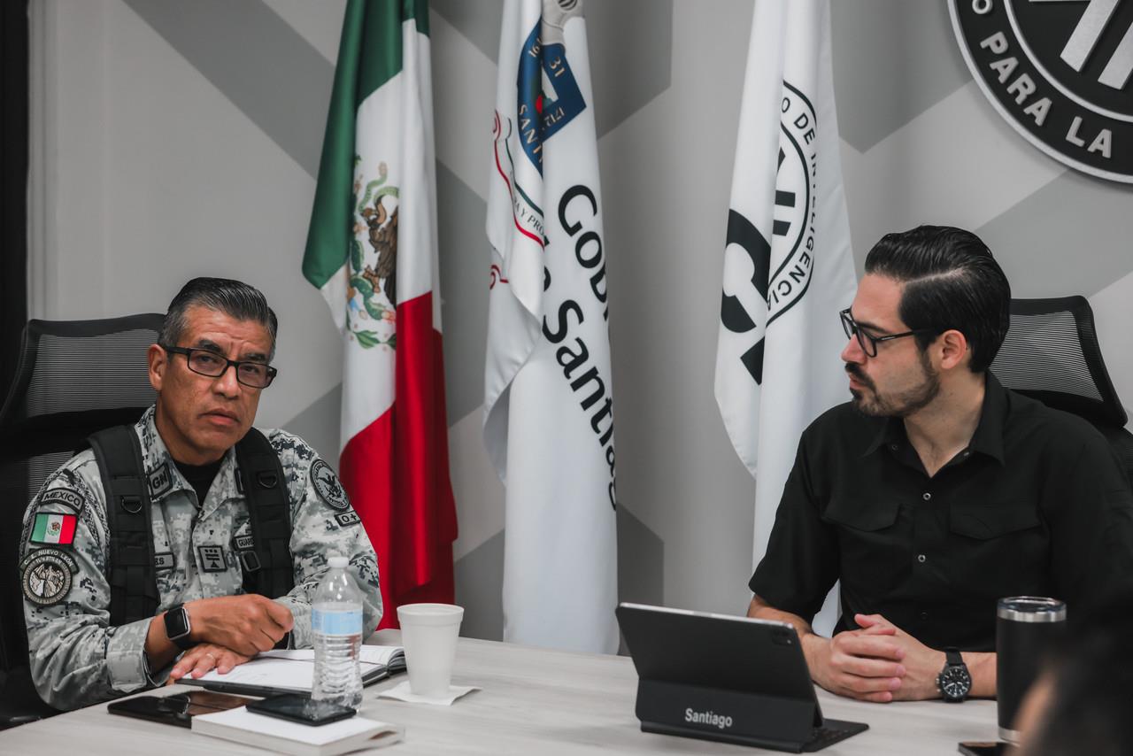 El alcalde de Santiago, David de la Peña y el General Isidoro Cázares Cruz, Comandante del 11 Batallón de la Guardia Nacional. Foto: Gobierno de Santiago