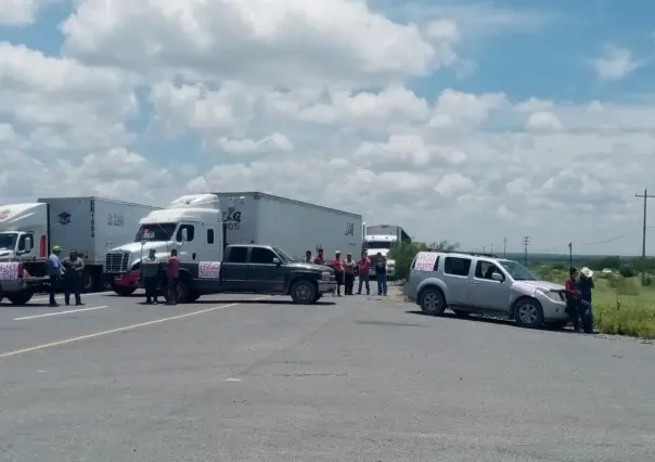 Campesinos tamaulipecos bloquean también la carretera Reynosa-Monterrey