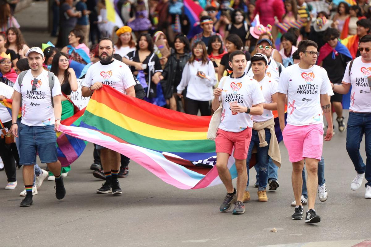 Personas participantes en la marcha del orgullo LGBTTTIQ . Foto: Sheila Gutiérrez