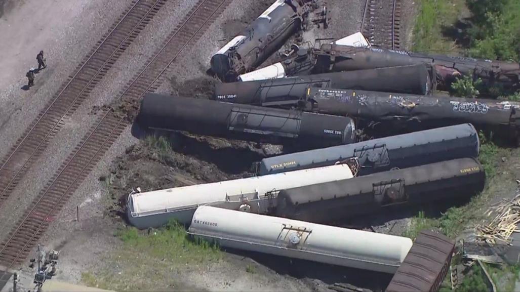 Descarrila tren de carga en suburbios de Chicago