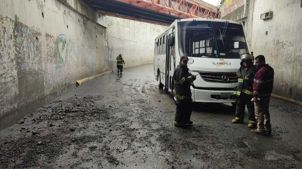 Rescatan a 10 personas varadas en inundación en Toluca