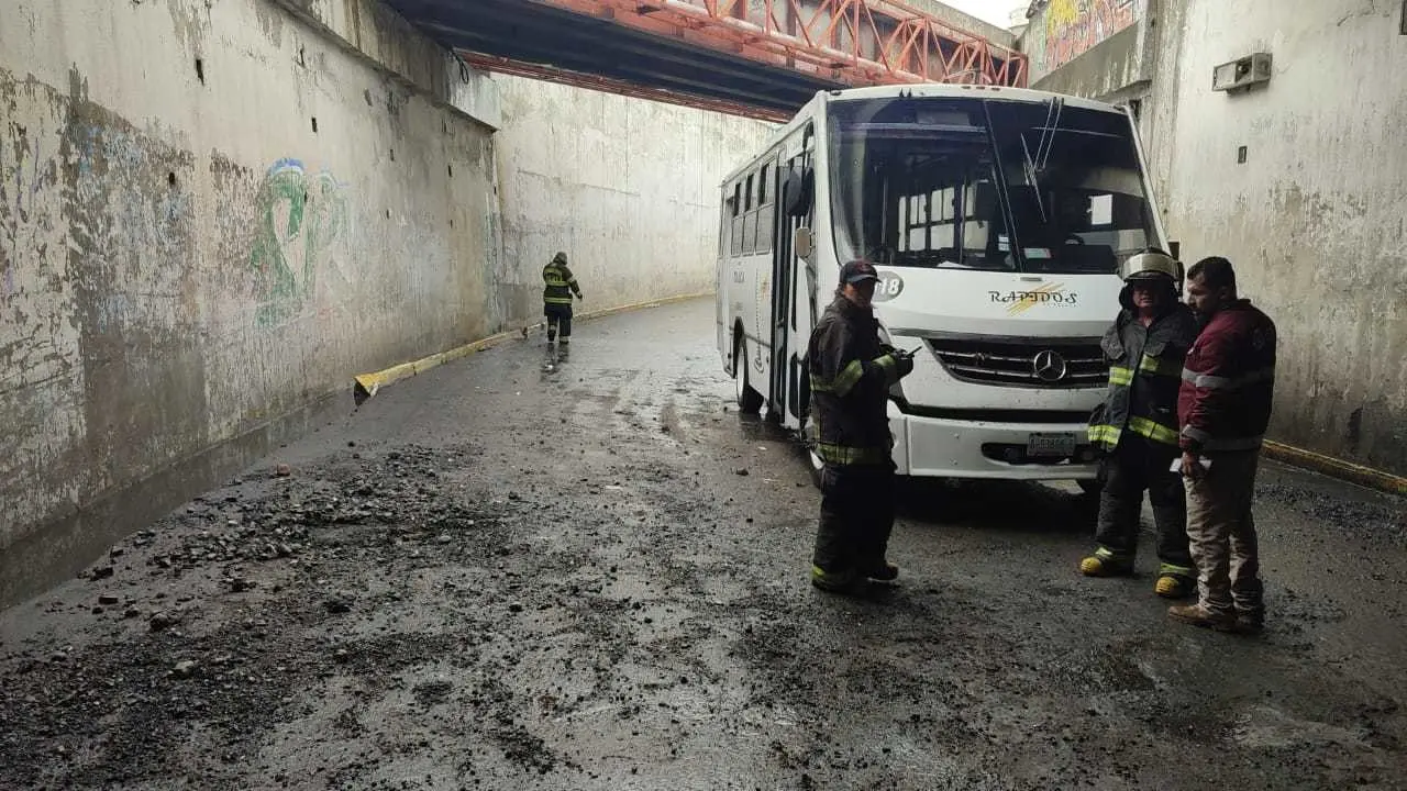 Las vialidades resultaron colapsadas ante las fuertes lluvias. Imagen: GEM