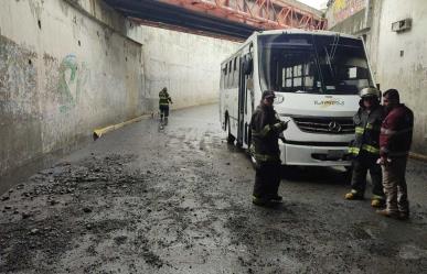 Rescatan a 10 personas varadas en inundación en Toluca