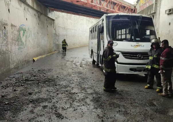 Rescatan a 10 personas varadas en inundación en Toluca