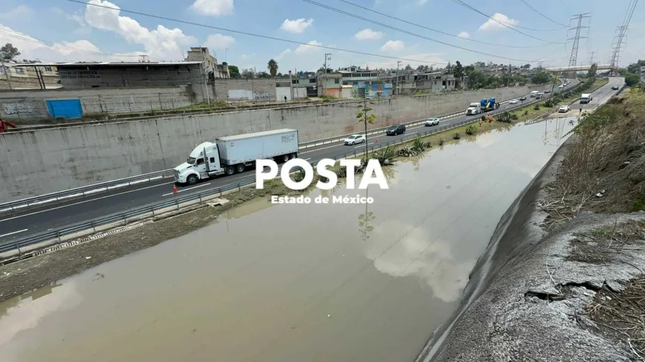 El cierre del CEM por la acumulación de agua ha provocado graves problemas viales y filas de más de 12 kms. Foto: Fernando Cruz