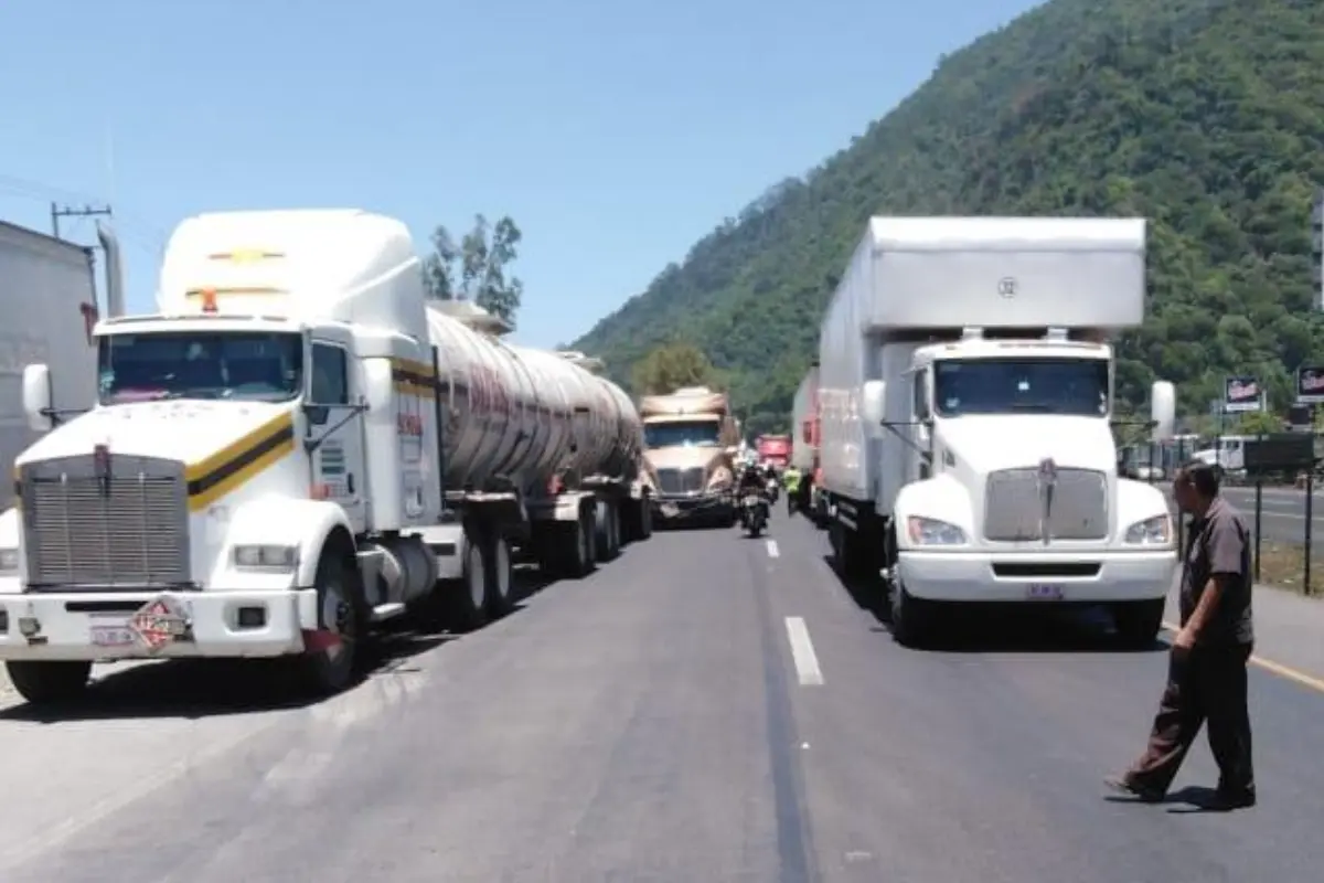 Trailers parados en autopista. Foto: Sindicato Nacional De Operadores Del Servicio Público Federal