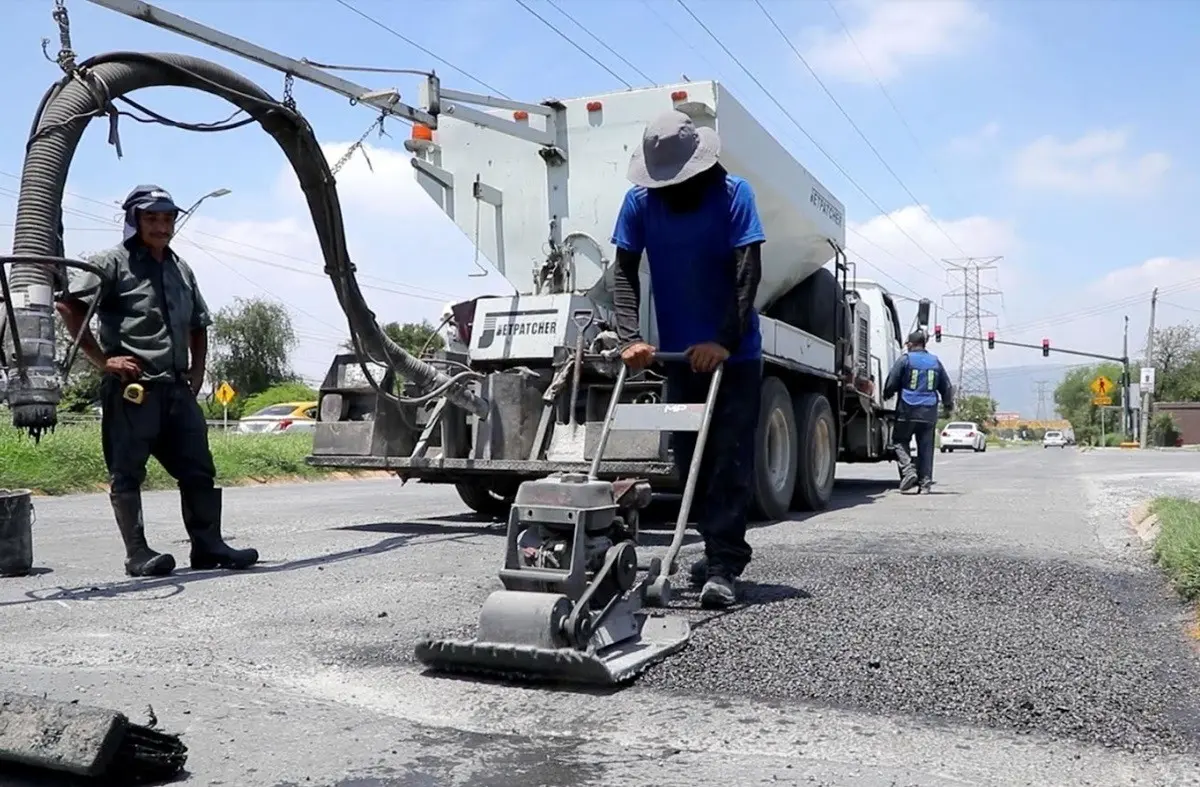 Personal de la Secretaría de Servicios Públicos de Escobedo intensifica los trabajos de pavimentación y bacheo en las diferentes vialidades tras las lluvias. Foto: Gobierno de Escobedo