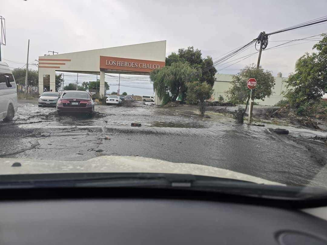 Tras la lluvia de la tarde del jueves 27 de junio, el río San Martín se desbordó causando inundaciones severas en calles y viviendas. Foto:  Vecinos afectados de Los Héroes de Chalco