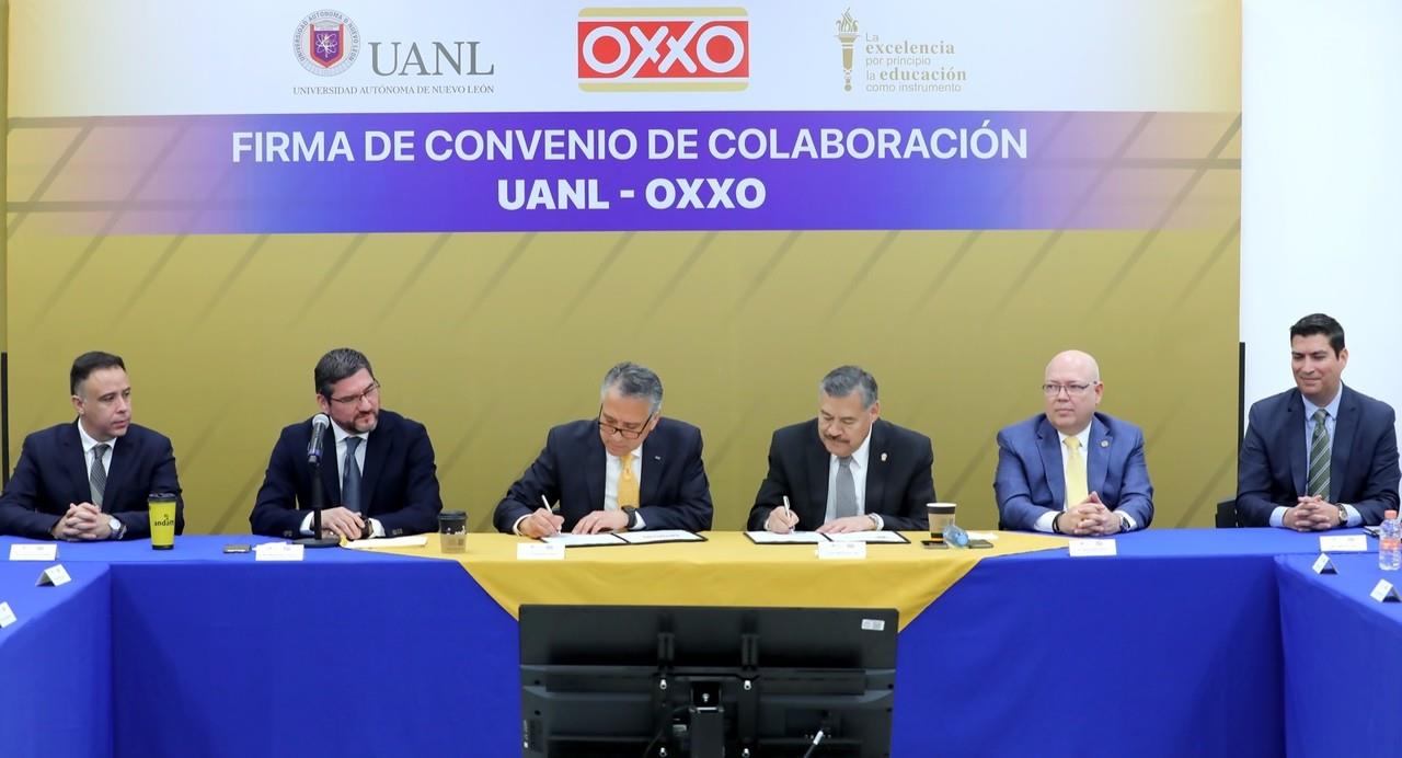 Firma de convenio de colaboración entre la UANL y OXXO. Foto: UANL