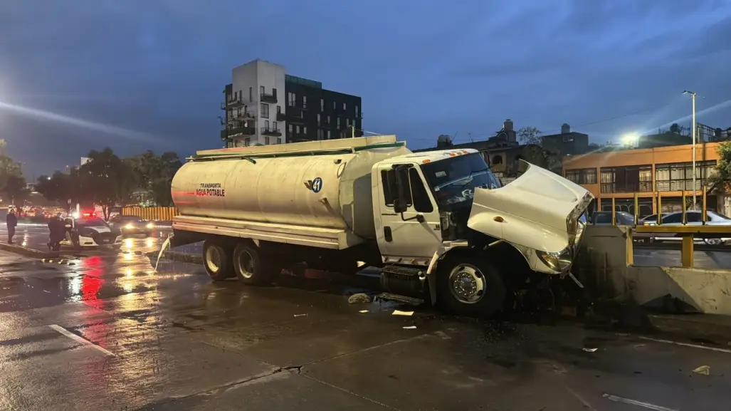 Pipa de agua es abandonada tras chocar contra muro en Circuito Interior