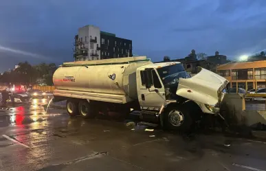 Pipa de agua es abandonada tras chocar contra muro en Circuito Interior