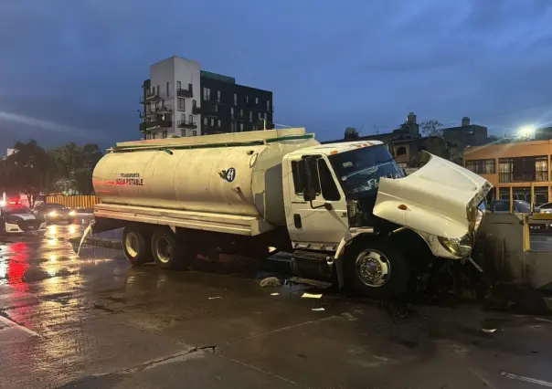 Pipa de agua es abandonada tras chocar contra muro en Circuito Interior