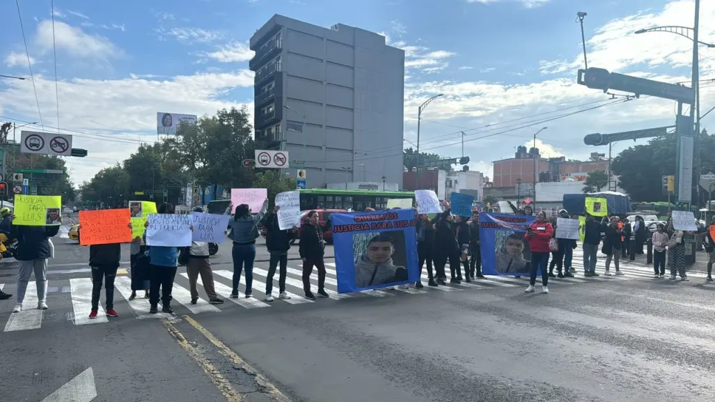 Bloquean vialidades familiares de joven asesinado presuntamente por un policía