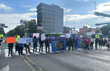 Bloquean vialidades familiares de joven asesinado presuntamente por un policía